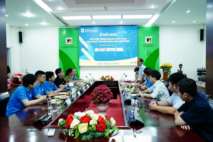 A group of people sitting at a table

AI-generated content may be incorrect.