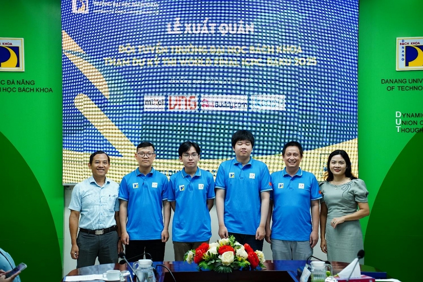 A group of people standing in front of a large screen

AI-generated content may be incorrect.