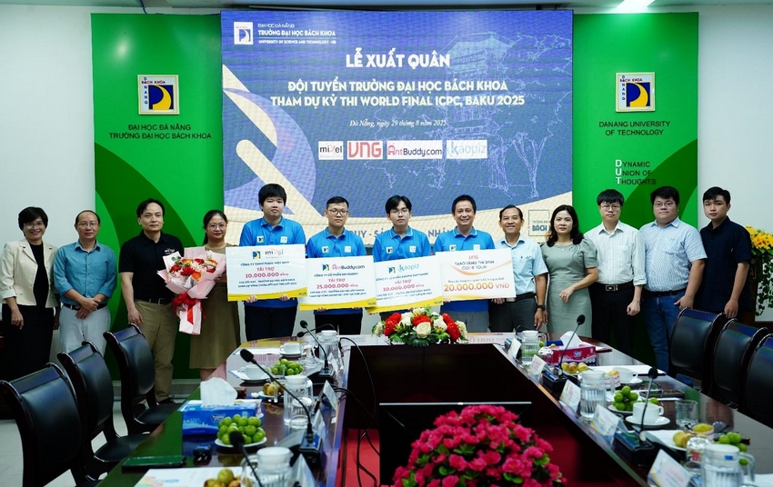 A group of people standing in front of a large screen

AI-generated content may be incorrect.