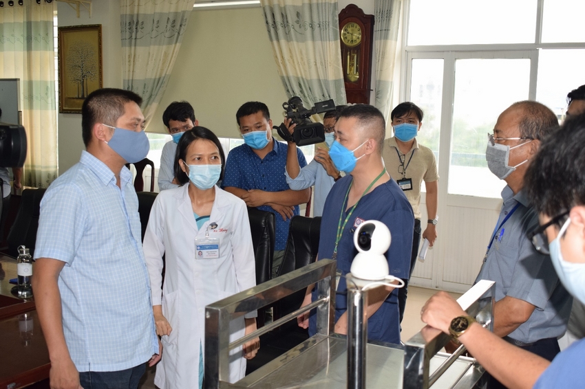 Ảnh có chứa người, trong nhà, nhóm, con người
Mô tả được tạo tự động