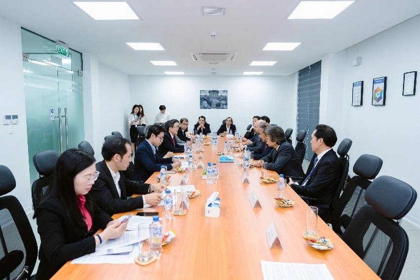 A group of people sitting at a table

AI-generated content may be incorrect.