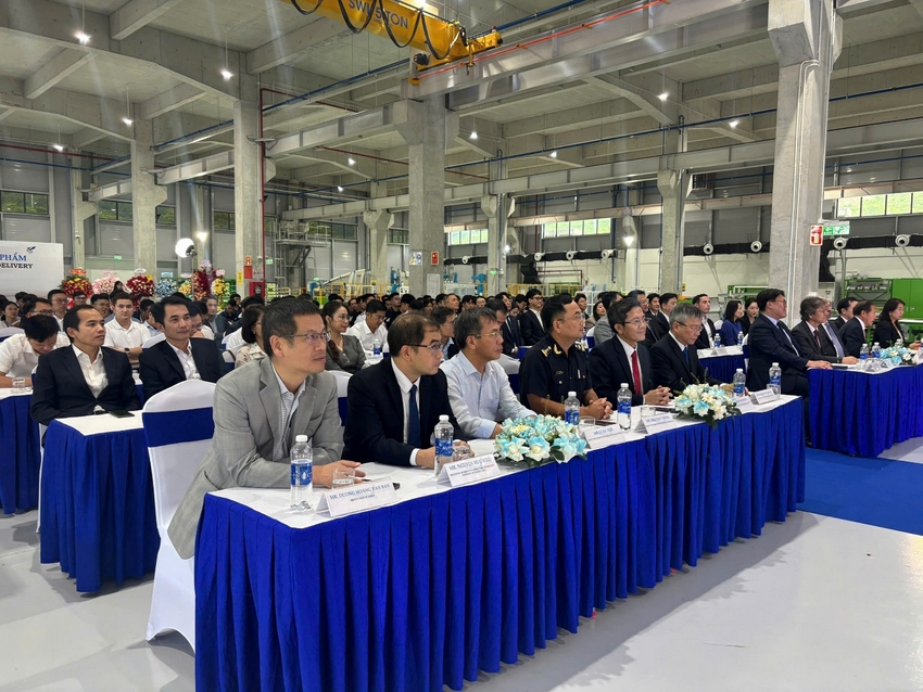 A group of people sitting at tables

AI-generated content may be incorrect.