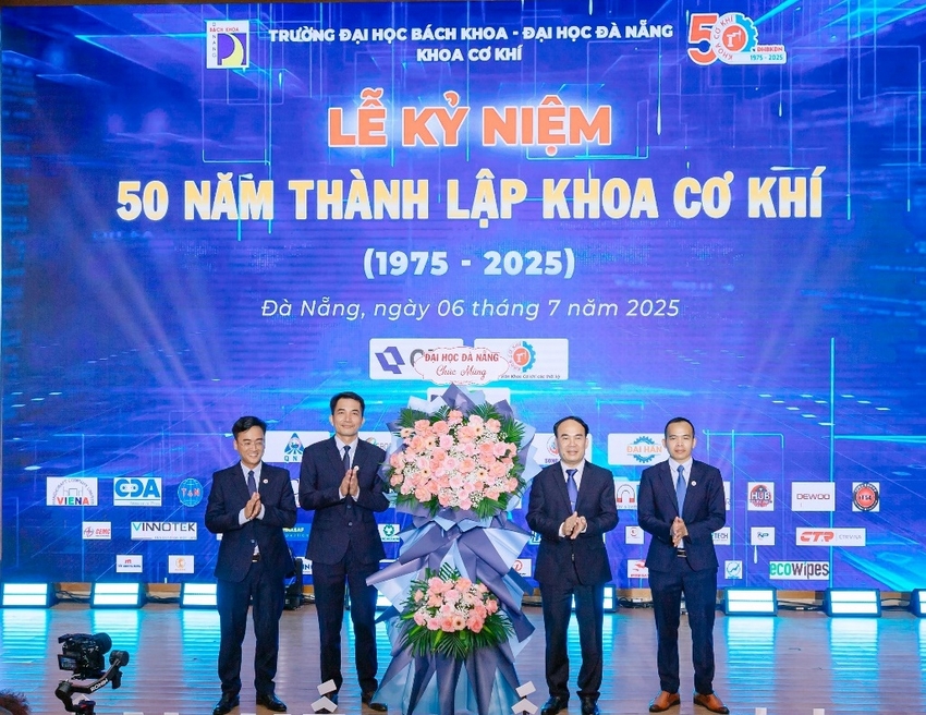 A group of men on a stage

AI-generated content may be incorrect.