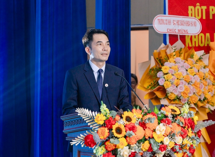 A person standing at a podium with flowers

AI-generated content may be incorrect.