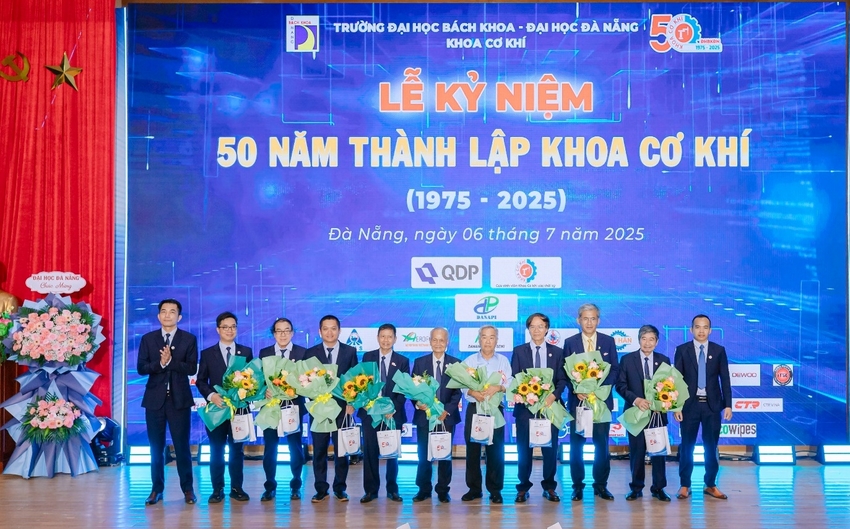 A group of people on a stage

AI-generated content may be incorrect.