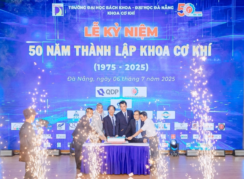 A group of people on a stage

AI-generated content may be incorrect.