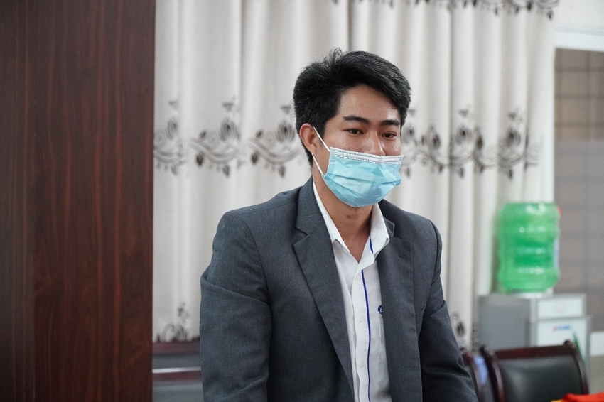 A person wearing a mask
Description automatically generated with medium confidence