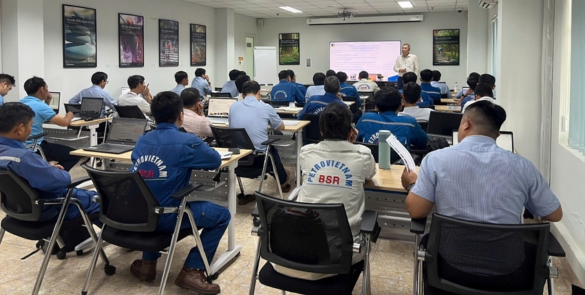 A group of people sitting at desks in a room

AI-generated content may be incorrect.