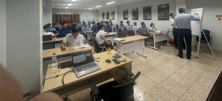 A group of people in a room

AI-generated content may be incorrect.