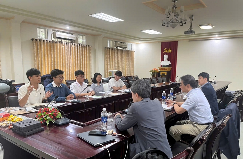 A group of people sitting around a table

AI-generated content may be incorrect.