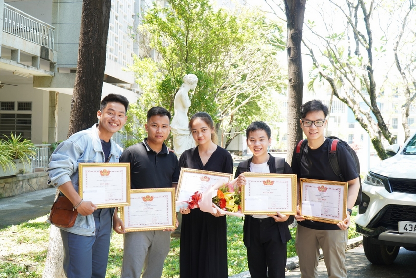 A group of people holding certificates

Description automatically generated