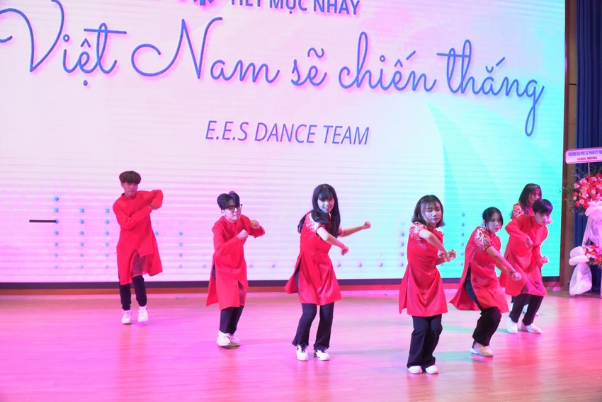 A group of children dancing on a stage

Description automatically generated with medium confidence