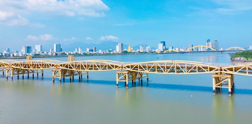 Hình ảnh hy hữu giữa lúc bão số 5: Cây cầu "sống ảo" ở Đà Nẵng bất ngờ nâng trục để tàu thuyền qua lại