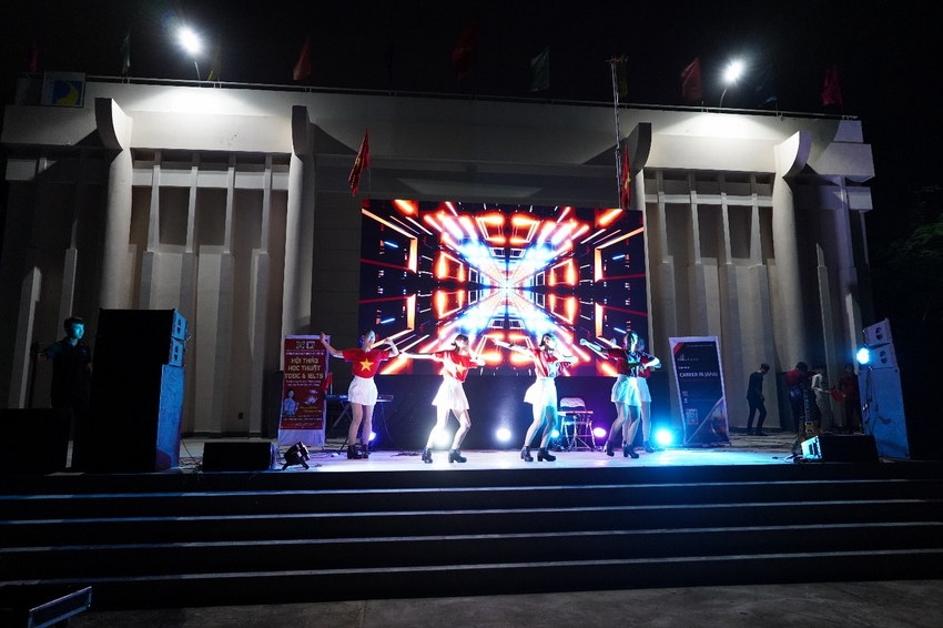 A group of people on a stage
Description automatically generated with medium confidence