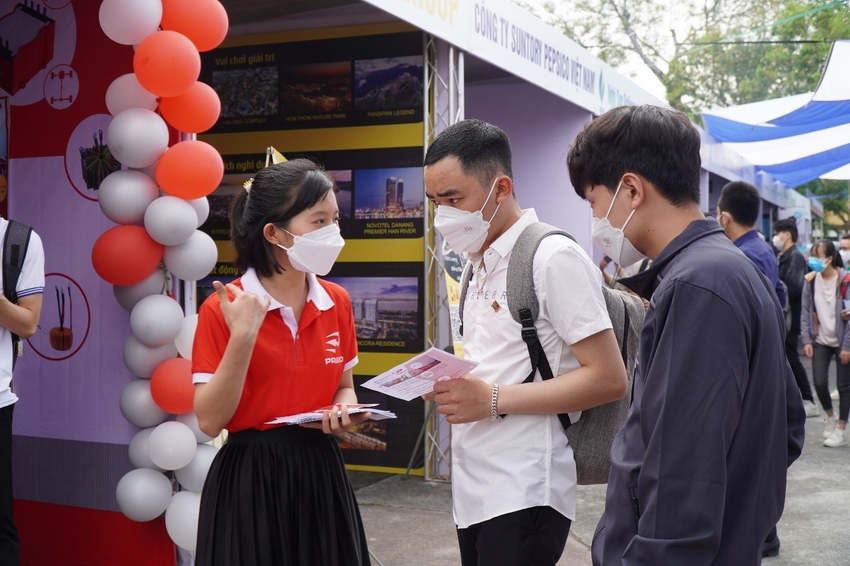 Ảnh có chứa người
Mô tả được tạo tự động
