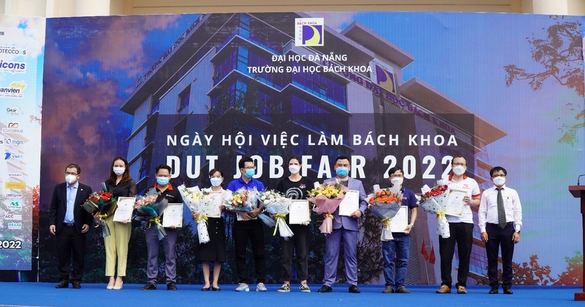 Ảnh có chứa văn bản, người, đứng, ký hiệu
Mô tả được tạo tự động