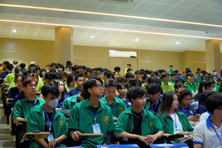 A group of people in green shirts

Description automatically generated