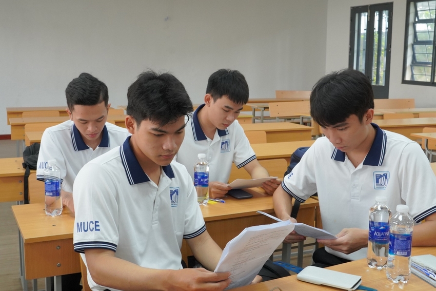 A group of students studying in a classroom

Description automatically generated