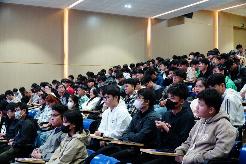 A group of people in a lecture hall

AI-generated content may be incorrect.