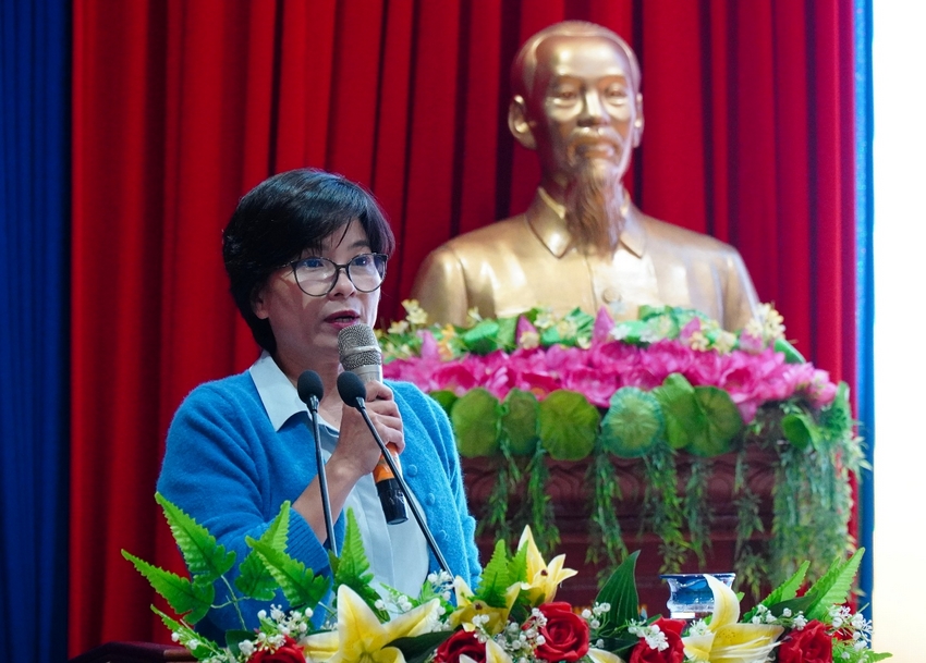 A person speaking into a microphone

AI-generated content may be incorrect.