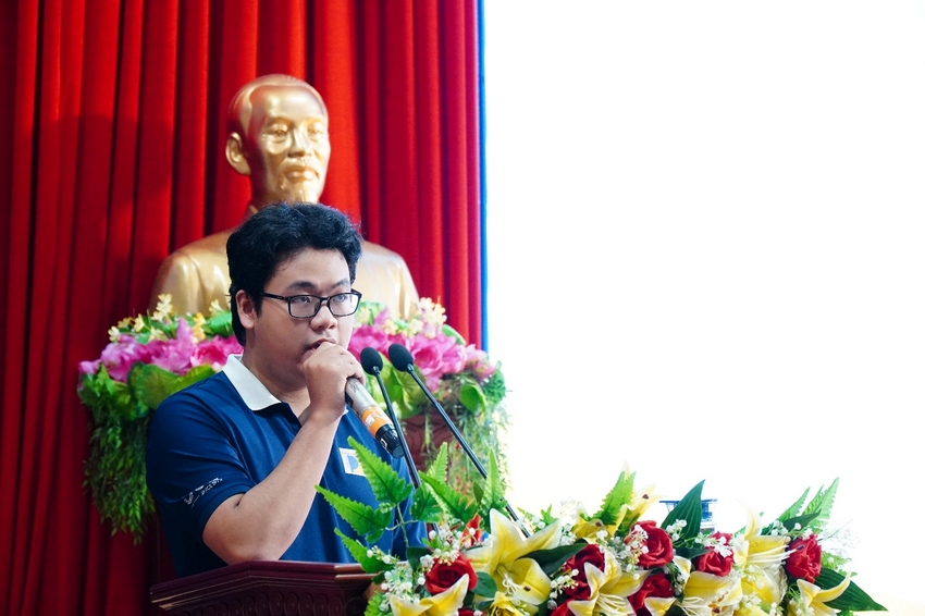 A person speaking into microphones in front of a statue

AI-generated content may be incorrect.