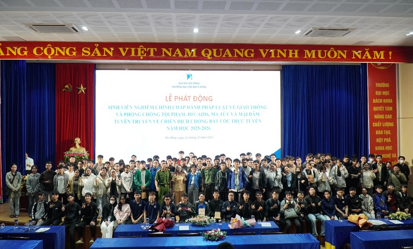 A group of people standing in front of a large screen

AI-generated content may be incorrect.