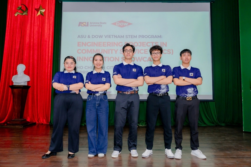 A group of people standing in front of a stage
AI-generated content may be incorrect.