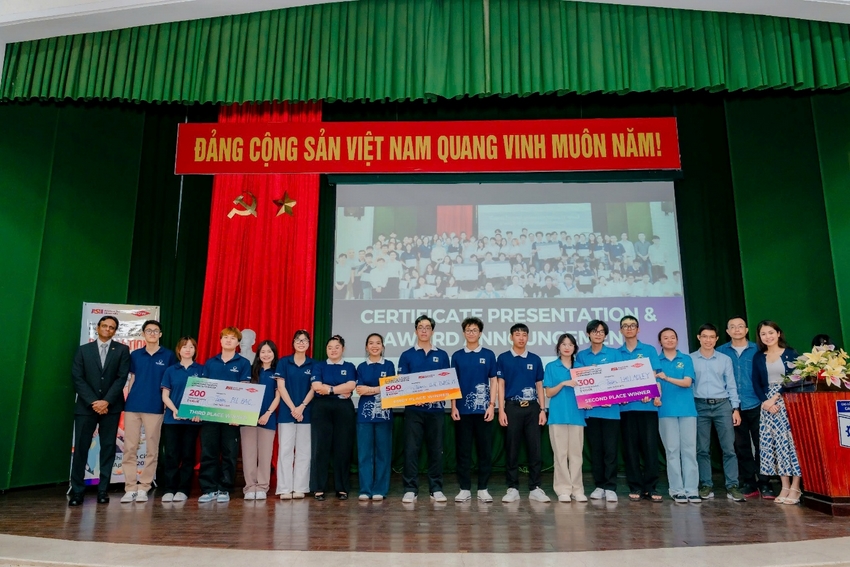 A group of people holding signs
AI-generated content may be incorrect.