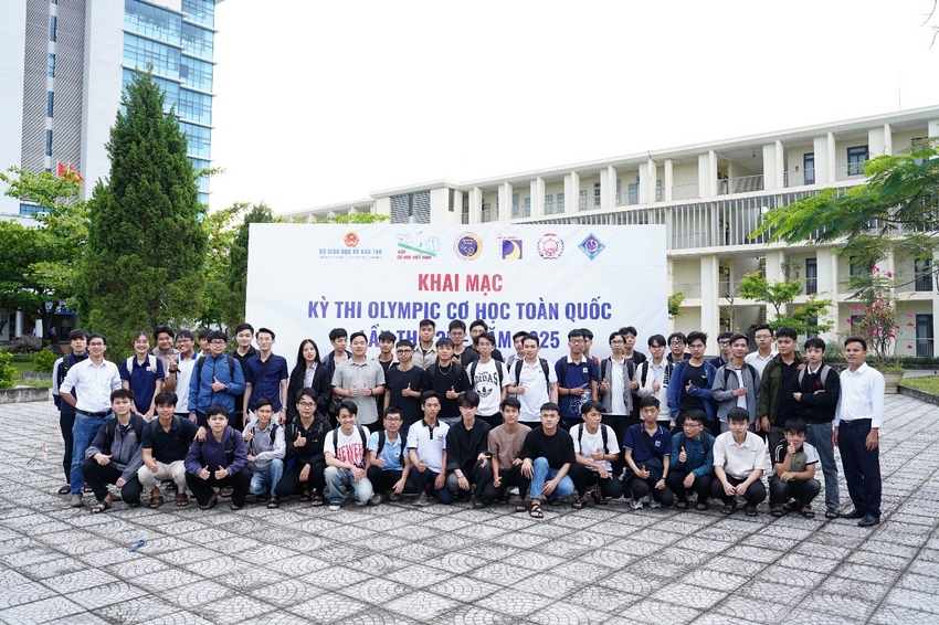 A group of people posing for a photo

AI-generated content may be incorrect.
