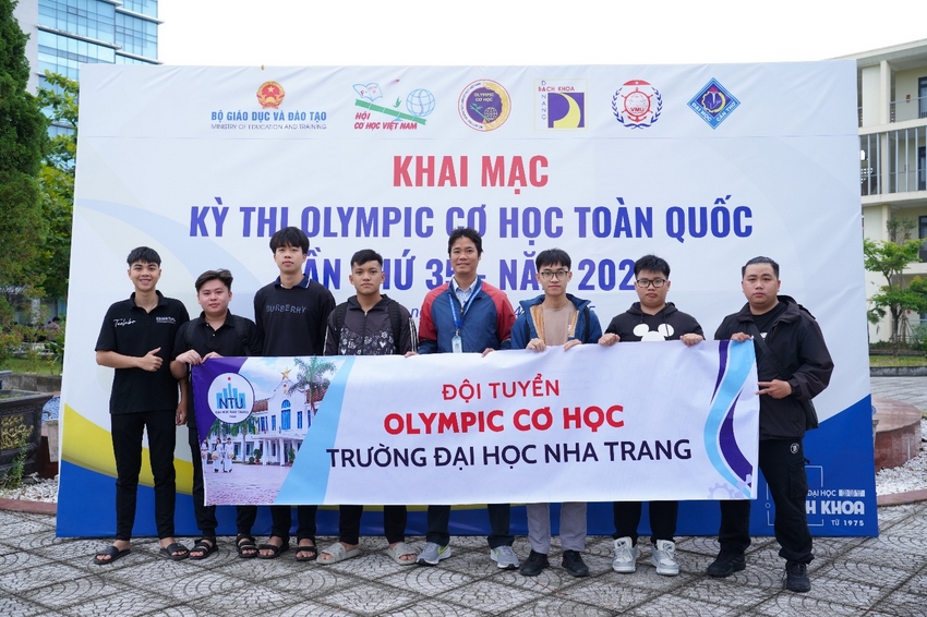 A group of people holding a banner

AI-generated content may be incorrect.