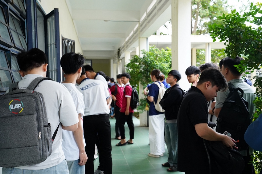 A group of people standing in a line

AI-generated content may be incorrect.
