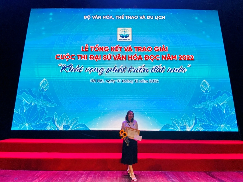 A person standing in front of a screen

Description automatically generated with medium confidence