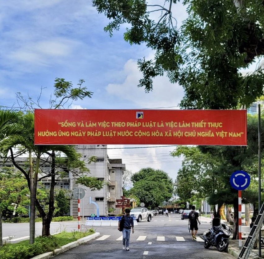 A red sign over a street

Description automatically generated