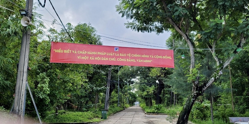 A red banner over a road

Description automatically generated