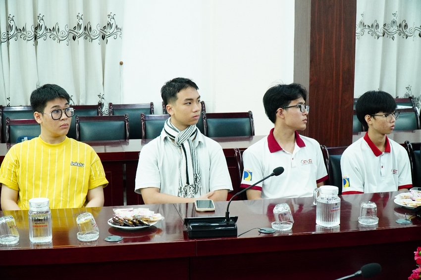 A group of people sitting at a table

AI-generated content may be incorrect.