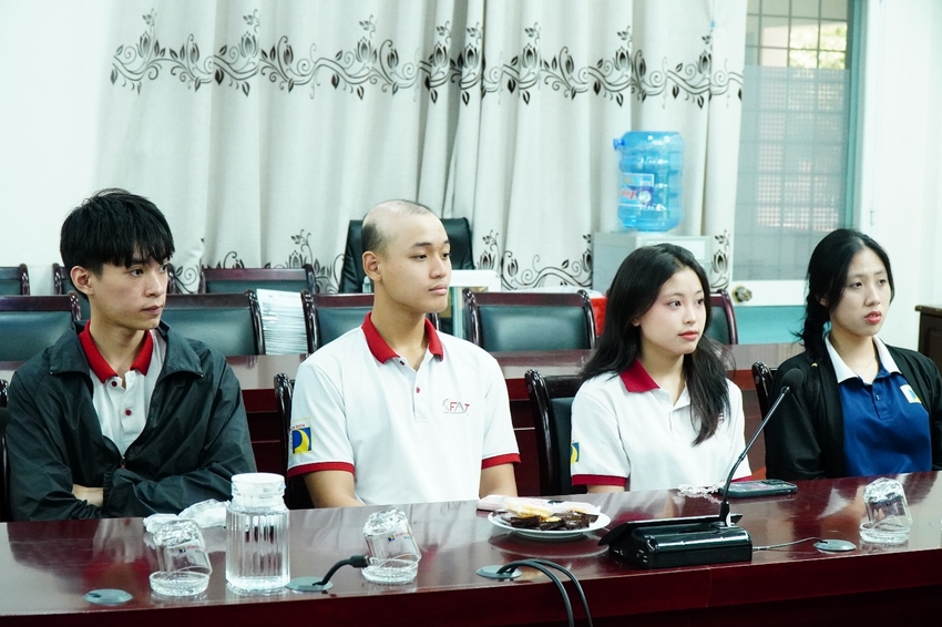 A group of people sitting at a table

AI-generated content may be incorrect.