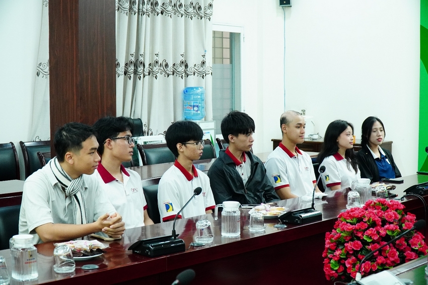 A group of people sitting at a table

AI-generated content may be incorrect.