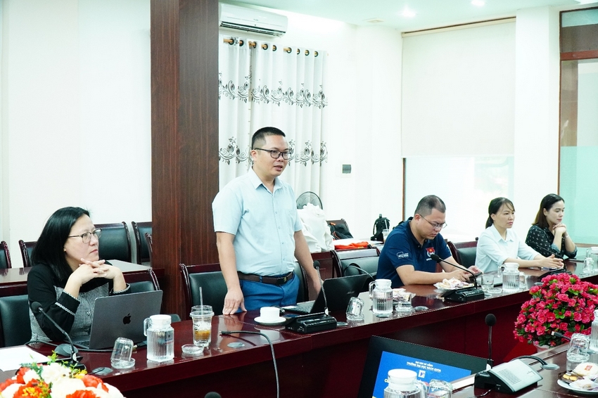 A group of people in a room

AI-generated content may be incorrect.