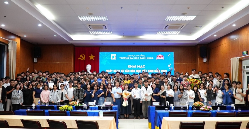 Có thể là hình ảnh về một hoặc nhiều người và văn bản