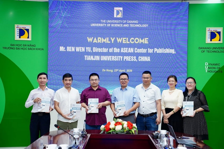 May be an image of one or more people and text that says "BACM HOл NE C THE UNIVERSITY OF DANANG UNIVERSITY OF SCIENCE AND TECHNOLOGY ĐẠI Hoc ĐÀ NĂNG TRƯỞNG ĐẠI ĐẠIHỌC TRƯỜNGĐAIHỌCBACHKHOA OC BACH KHO BCH KHoA N WARMLY WELCOME Mr. REN WEN YU, Director of the ASEAN Center for Publishing, TIANJIN UNIVERSITY PRESS, CHINA DANANG UNIVERS OF TECHNOLOG Da Nang, 23th April, 2026 แระกณันพร D YNAMIC UNION OF THOUG Q 포로제그로니로 新通工業印液 สานตบลบละ 용"
