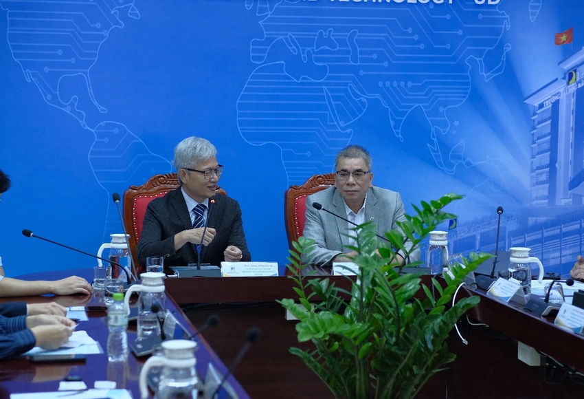 A group of men sitting at a table

AI-generated content may be incorrect.