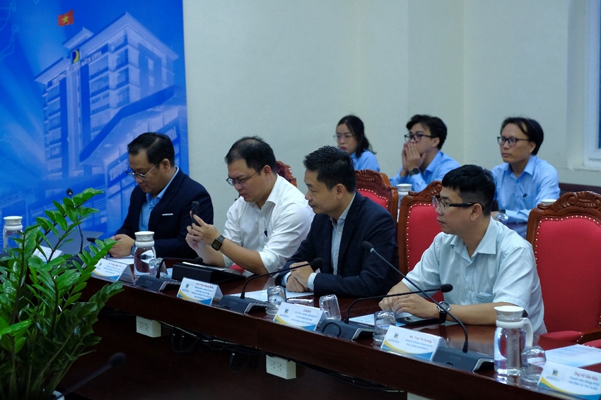 A group of people sitting at a table

AI-generated content may be incorrect.