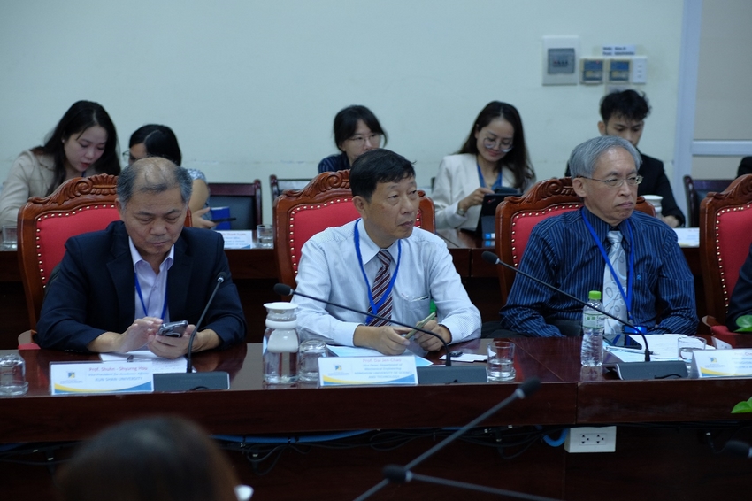 A group of people sitting at a table

AI-generated content may be incorrect.