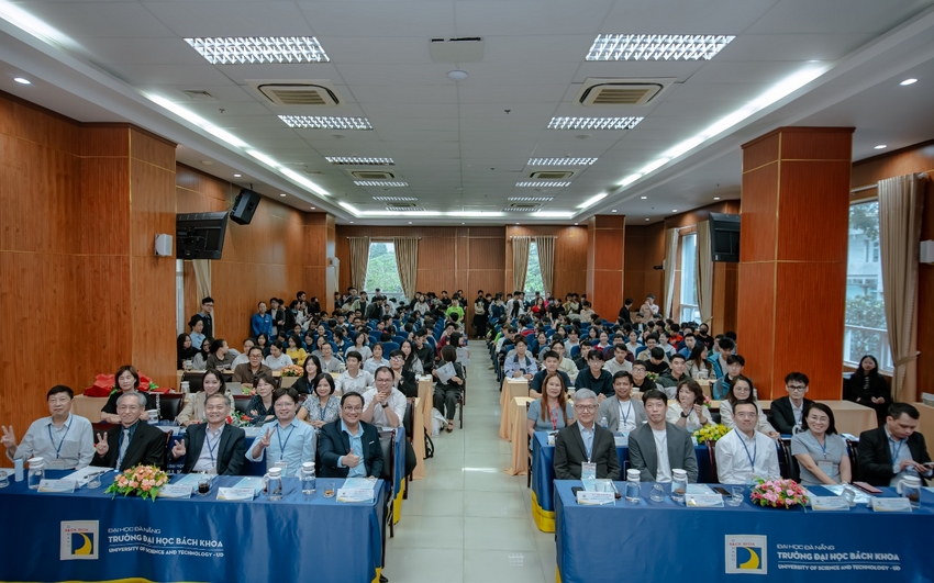 A group of people sitting at tables in a room

AI-generated content may be incorrect.