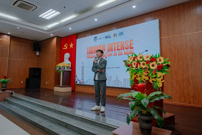 A person standing on a stage

AI-generated content may be incorrect.