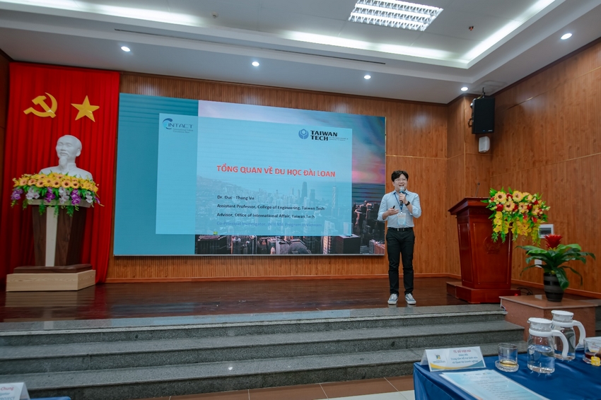 A person standing in front of a stage

AI-generated content may be incorrect.