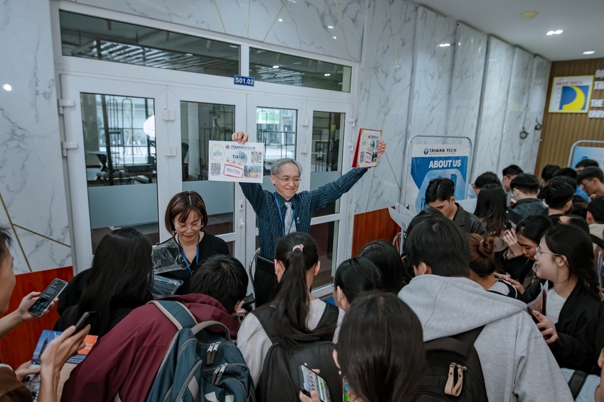 A group of people in a room

AI-generated content may be incorrect.