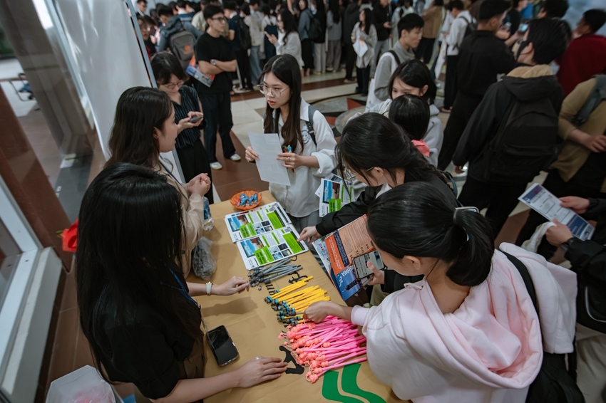 A group of people at a table

AI-generated content may be incorrect.