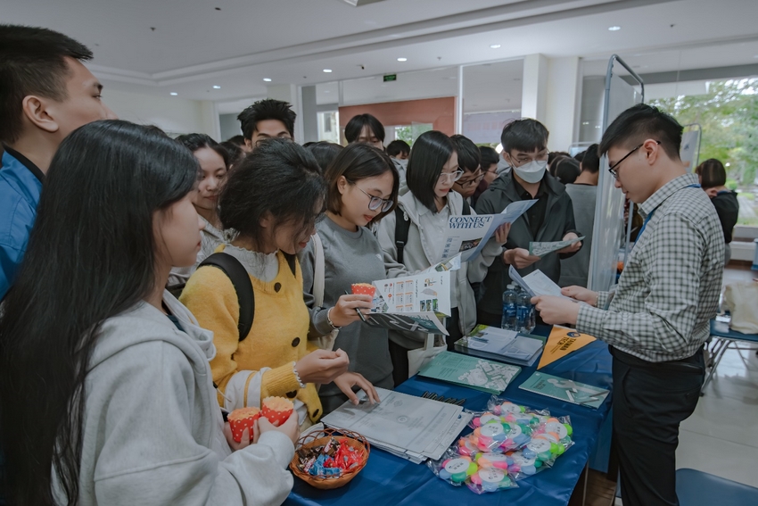 A group of people standing around a table

AI-generated content may be incorrect.