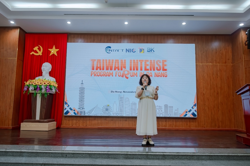 A person standing on a stage

AI-generated content may be incorrect.